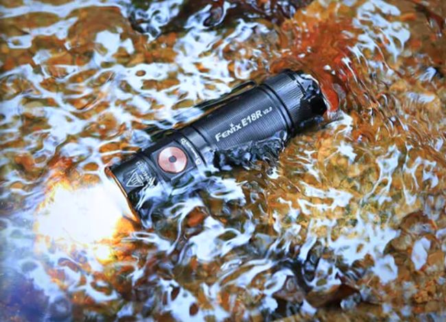 Water and dust resistance flashlight